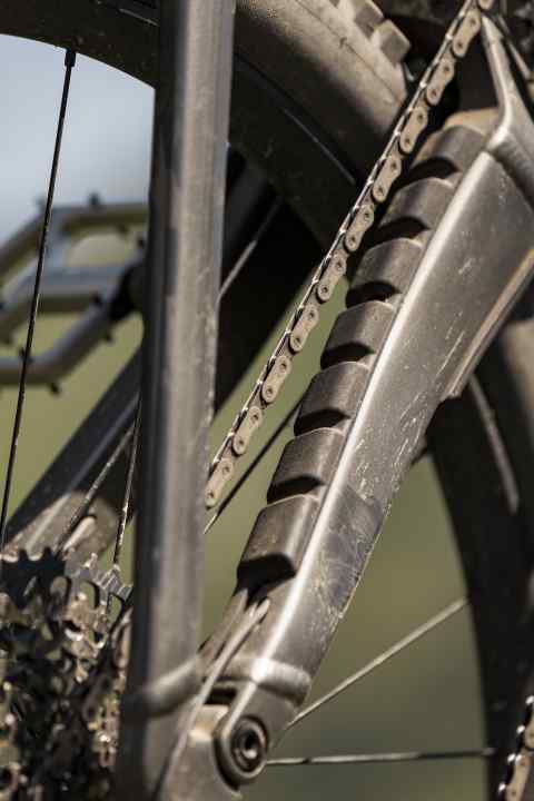 Psssssst! Die fetten Gummis auf der Kettenstrebe und Gummis im Akku-Fach sollen das Bike lautlos über den Trail huschen lassen. Wir sagen: sehr gut!