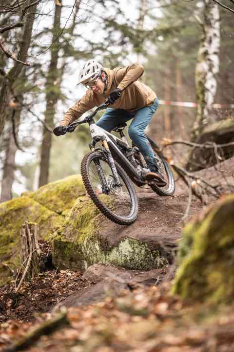 Gib mir mehr! Absätze, Felsen und Steine, davon kann das dicke E-Enduro gar nicht genug bekommen.