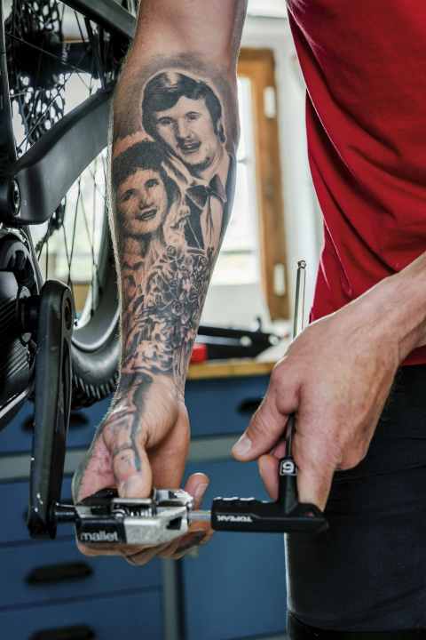 Familienbande: Auf dem Tattoo am Unterarm hat Fischi seine Eltern verewigt. Beim Einstieg in  die Rennkarriere standen sie immer hinter ihm.