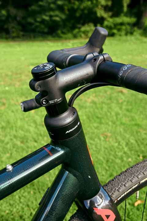 Durch den breiten, demontierbaren Ring über dem Steuerrohr spart man sich hässliche Spacertürme und entspannt die Sitzposition.