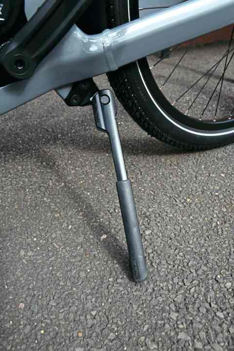Der Seitenständer des Bergamont klappt schon bei einem kleinem Rempler weg – und ist dem Pedal beim Rangieren im Weg.