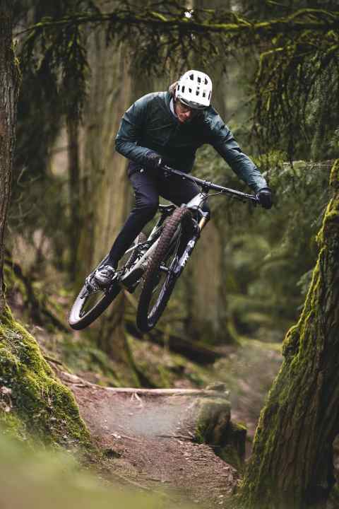 Mit 130 Millimetern Federweg vorne soll das Specialized Epic Evo 2024 zum Trail-Räuber mutieren. Beim Abziehen über Sprünge geht der Plan jedenfalls auf.