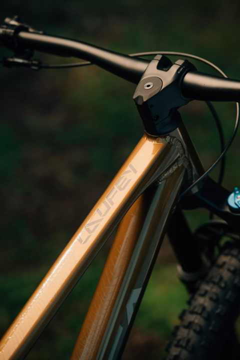 Nein, die Züge laufen NICHT durch das Lenkkopflager. Hier verzichtet Orbea auf trendige Zugverlegung und macht Heim-Schrauber und Mechaniker im Shop glücklich.