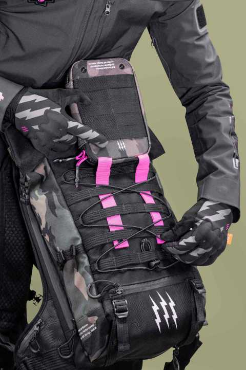 Die Befestigungsschlaufen des MUC-Off Ride Pack ermöglicht auch das Anbringen von weiteren Taschen am Rucksack.