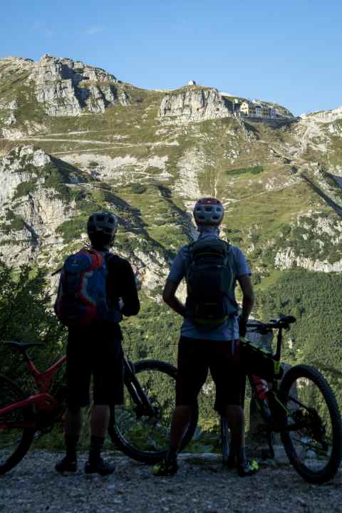 Blick vom Fugazze-Pass auf das Rifugio Achille Papa (1928 m). Das Grundhaus diente im Ersten Weltkrieg als Barackenlager für die italienischen Soldaten. Später wurde daraus diese Unterkunftshütte.