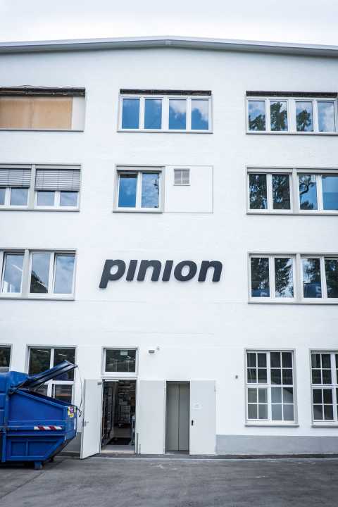 Diskret: Pinion arbeitet auf gut 2000 gemieteten Quadratmetern in einem kleinen Gewerbegebiet. Zu sehen gibt es in 
den oberen Etagen nicht viel. 
Da sind Büros, die aussehen 
wie Büros. Und dann gibt 
es noch die Türen, hinter denen alles geheim ist oder 
Besucher stören würden.