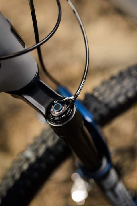 Die dreistufige Verstell-Option der Druckstufe ist eine der zentralen Neuerungen an den Rockshox Sid-Gabeln und -Dämpfer 2024.