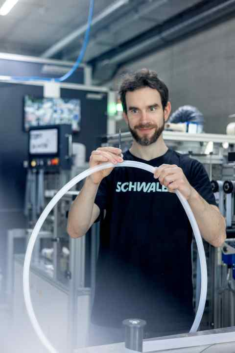 Schwalbe PM Felix Schäfermeier mit einem neuen Aerothan-Schlauch.