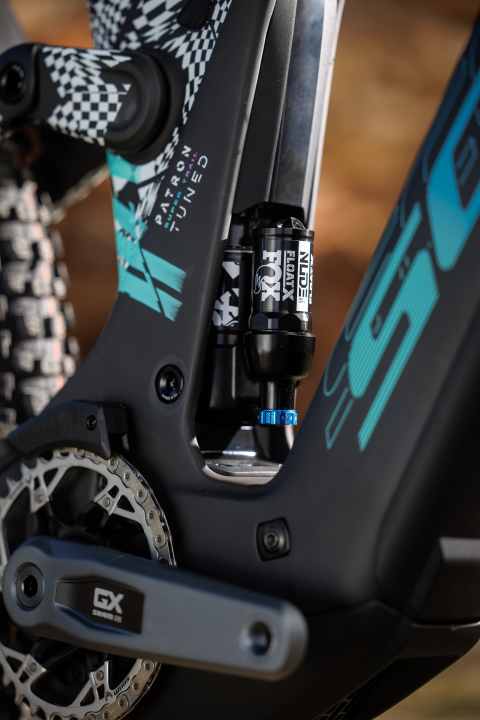 Die neuen Scott Patron ST Bikes kommen nun mit Dämpfern mit Piggyback. Dank Cover bleibt das Rahmeninnere trotzdem abgeschirmt.