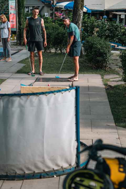 Ruhe vor dem Sturm - eine Runde Minigolf vor dem Start