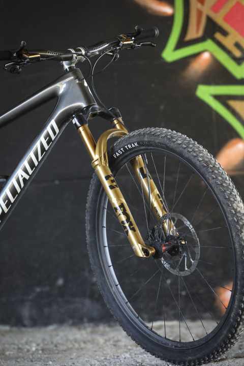 Mit 130 Millimetern Federweg besitzt das Specialized Epic Evo zehn Millimeter mehr Knautschzone als die Race-Version. Viel ist das nicht.