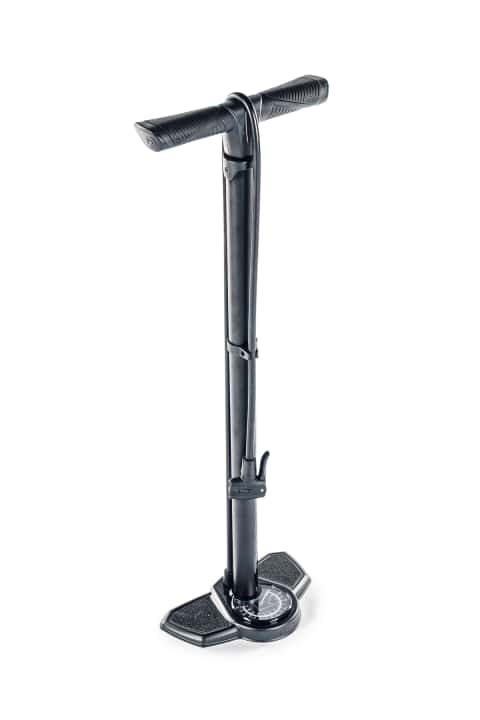 Größer als die Pro ist keine andere Pumpe im Test. Was großen Menschen viel Pumpvolumen verschafft, beschert kleinen Bikern eher Probleme beim Handling