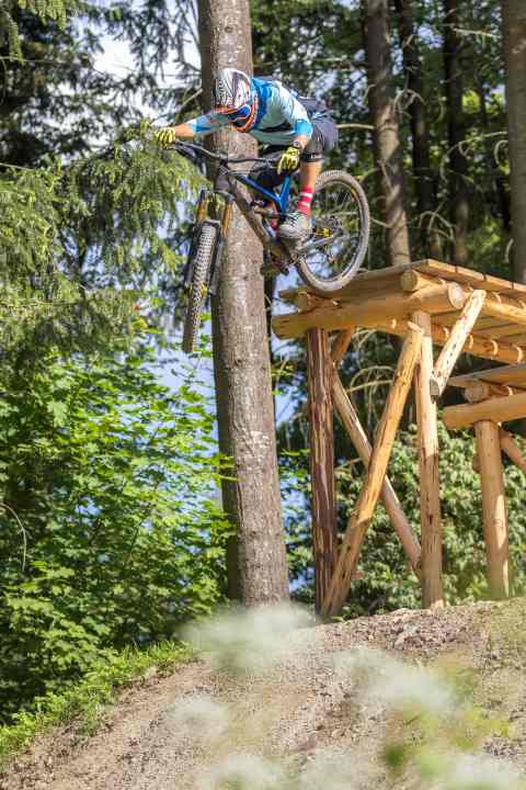 Endgegner Drop: In diesem Fall der Holzdrop im Bikepark Geißkopf.