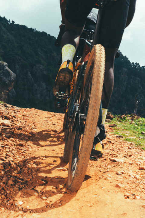 Egal ob auf dem Gravelbike oder MTB, auf jeden Fall geht es mit dem Fizik Terra Atlas offroad.