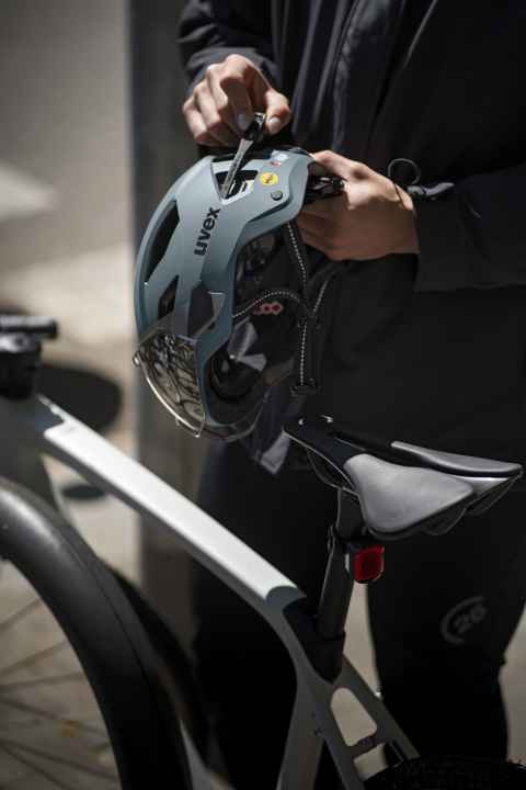 Praktisch: Per integriertem Kabelschloss lässt sich der Helm sicher am Fahrrad befestigen.