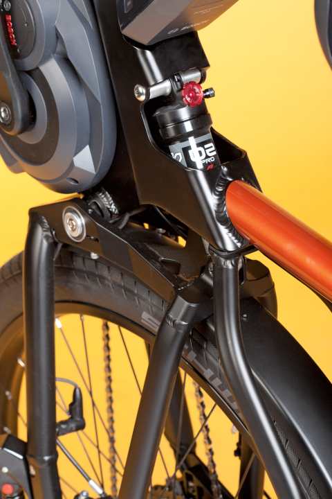 Vollfederung: Die aufwendige Hinterrad-Schwinge verwandelt das R & M Delite in eine Sänfte und erhöht damit gleich­zeitig die Fahrsicherheit.