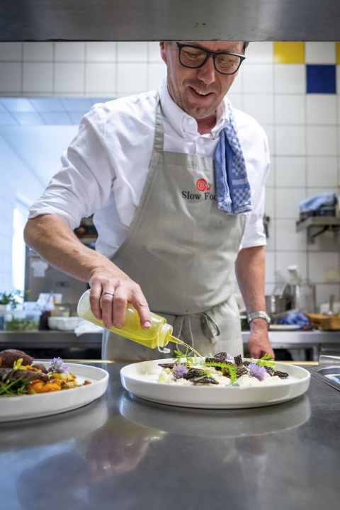 Im Landhaus Tanner in Waging am See, verarbeitet Küchenchef Franz Tanner am liebsten Produkte aus dem eigenen Garten.