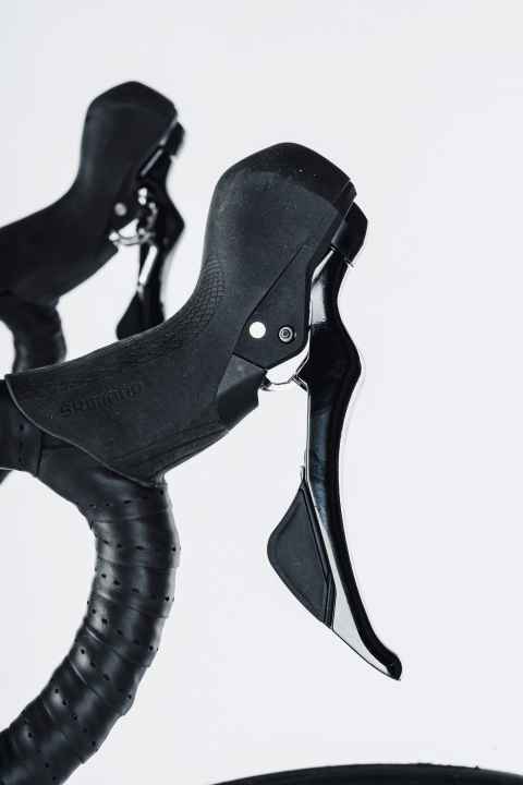 Handschmeichler: Die Griffe passen auch ohne Einstellmöglichkeit vielen Händen, vor allem die ausgeformten Bremshebel sind ergonomisch ein Fortschritt.