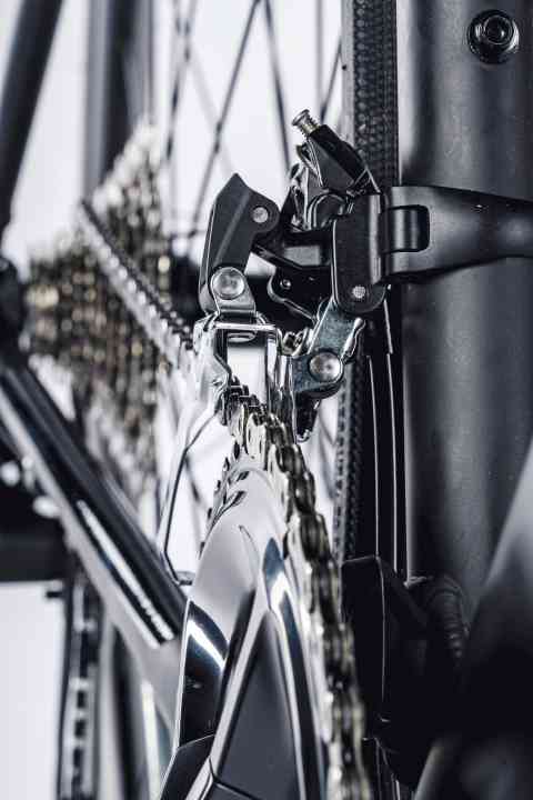 Perfektioniert: Der Umwerfer schaltet butterweich; bis auf den längeren Hebelweg steht das Schaltverhalten der Di2-Version kaum nach.