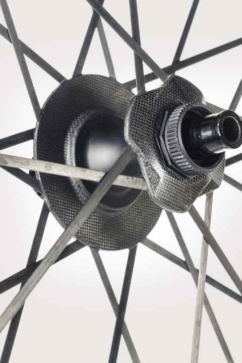 Gut abgestützt: Viele Speichen, großflächig geklemmt: Das Hinterrad zeigt sich überdurchschnittlich steif.