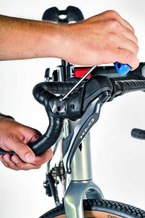 Kontrolle des Schalthebels: Drehe die Bremsgriffe vorsichtig nach, aber überschreite das maximale Drehmoment nicht, insbesondere bei Carbonlenkern.