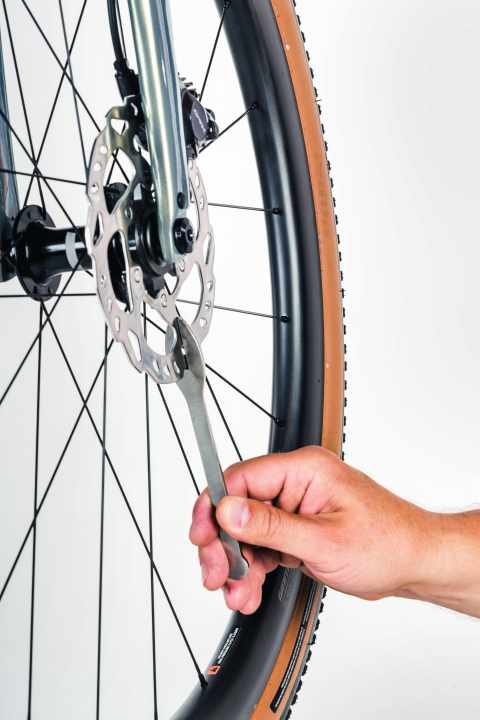 Geht das Geräusch nach starken Bremsungen nicht weg, stellen Sie zunächst die Bremse neu ein. Reinigen und mobilisieren Sie die Kolben, damit sie sich wieder sauber zurückstellen.