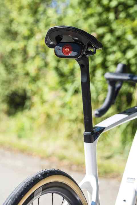 Das Rücklicht reagiert auf sich nähernde Fahrzeuge