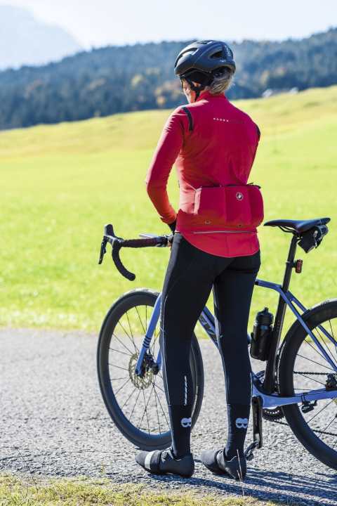 Winddicht und wasserab­weisend eignet sich die Perfetto RoS 3 W Jacket ideal für Herbst­tage