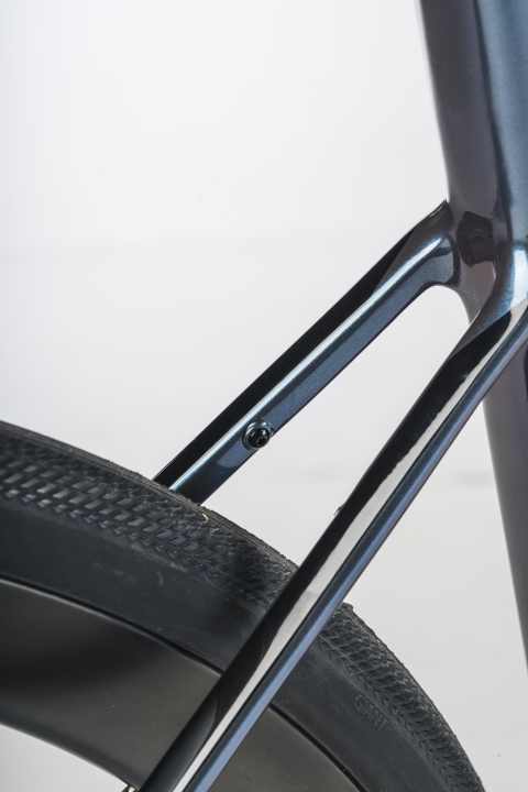 Montageösen an Sitzstreben und Gabel erlauben die Befestigung von Schutzblechen. Darunter passen bis zu 38 Millimeter breite Reifen.