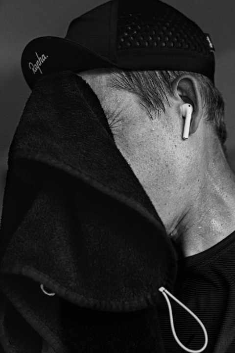 Aufs Handtuch sollte man nicht verzichten. dennoch saugt die Indoor Training Cap von Rapha einiges an Schweiß auf.