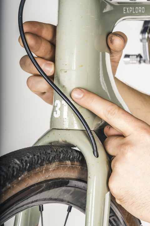 Oberflächen und Lack auf Risse und Beschädigungen prüfen