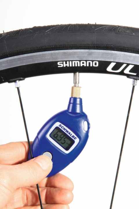   Den Luftdruck im Reifen zu schätzen, ist schwierig. Manometer sind die bessere Lösung. Für unterwegs gibt’s kleine elektronische Druckmesser (wie z.B. <a href="https://www.awin1.com/cread.php?awinmid=28561&awinaffid=471469&clickref=T+Schwalbe+Airmax+Pro&ued=https%3A%2F%2Fwww.alltricks.de%2FF-11929-outillage%2FP-1858699-schwalbe_airmax_pro_11bar_manometer" target="_blank" rel="noopener noreferrer">Schwalbe Airmax Pro</a>*) für die Trikottasche.