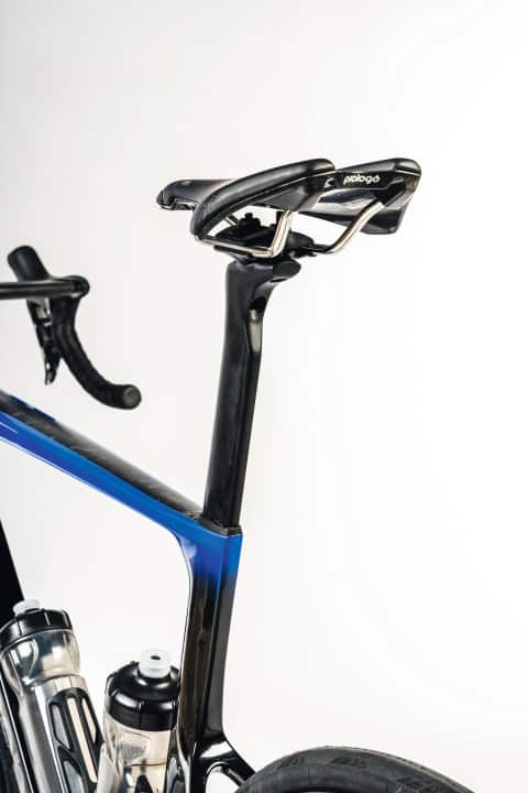 Die Carbonstütze fügt sich ins windschnittige Rahmenkonzept und federt exzellent