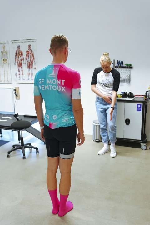 Durch Beobachtung des Gangs findet Uli Plaumann Hinweise zur Korrektur der Pedalplatten