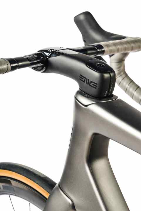 Aus einem Guss: Vorbau und Lenker kommen ebenfalls von Enve und fügen sich nahtlos ins Gesamtbild, lassen sich aber getrennt voneinander anpassen