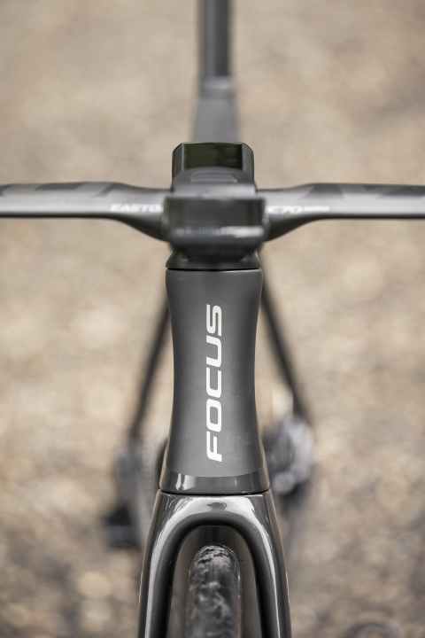 Aero-Tuning: Das konkave Steuerrohr und der flache Carbonlenker sollen maßgeblich die Aero-Leistung verbessern. Im Vergleich zum Vorgänger soll das neue Izalco Max 6,6 Watt schneller sein.