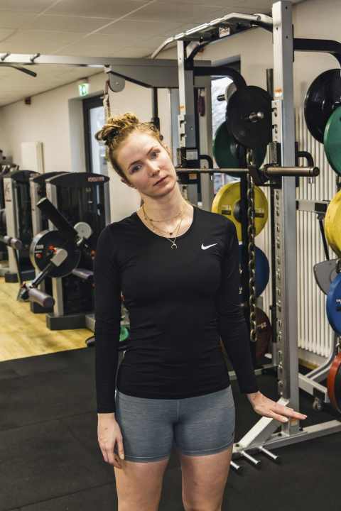 Fitnessübungen: Schulter-Nacken-Dehnung