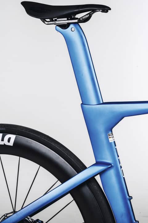 Die Carbonstütze erhöht die aerodynamische Qualität, bietet aber kaum Federkomfort