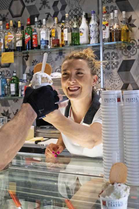 Schön erfrischend: ein leckeres Eis nach der Kletterei in den Hügeln unweit der Adria