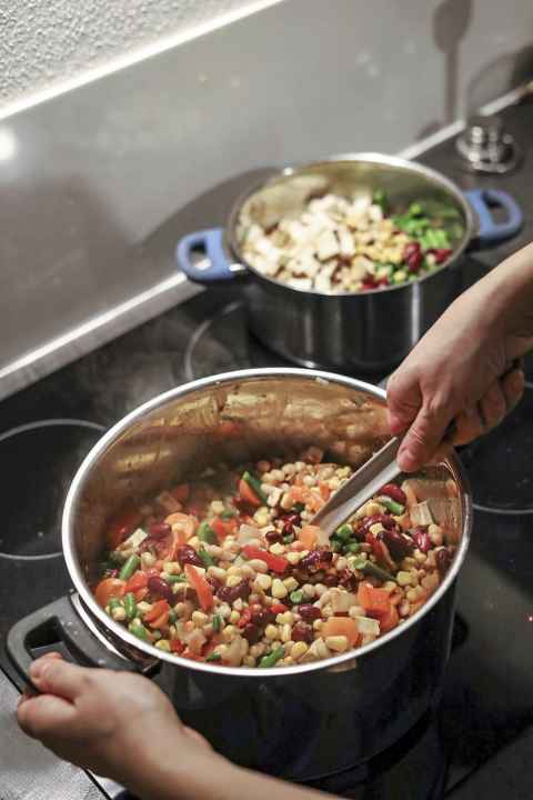 Köcheln: Frisch Gekochtes ist haltbar – aber nicht ewig; auch das muss man bei der Planung berücksichtigen