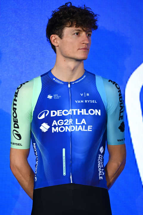 Felix Gall mit dem neuen Trikot von Decathlon AG2R La Mondiale