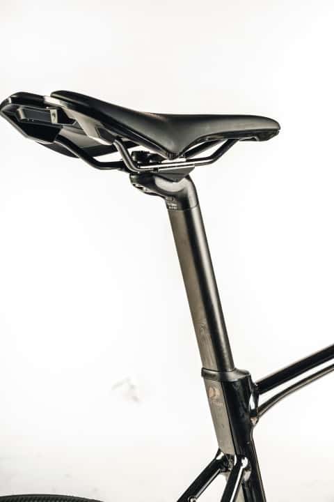 Giant: Die Carbonstütze mit D-förmigem Querschnitt federt exzellent