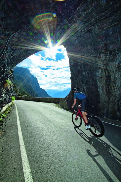Gerahmter Ausblick: Kurz vor den Torri di Fraele durchfährt man grob in den Fels gehauene Tunnels.