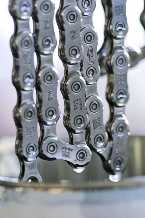 Sauber, aber aufwendig: das Bad in flüssigem Heißwachs.