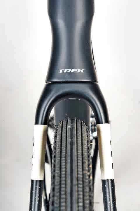 Detail Trek: Gravelracer werden meist schmaler bereift; 40 Millimeter sind Durchschnitt, am Checkmate sind sogar 38er-Pneus aufgezogen.