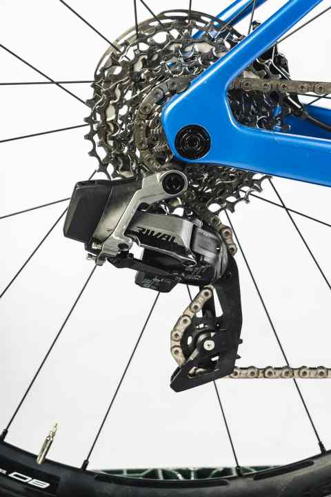 Van Rysel NCR - Die elektronische Rival-AXS-Schaltung steht den teureren Modellen im Schaltverhalten nicht nach und bietet leichte Berggänge
