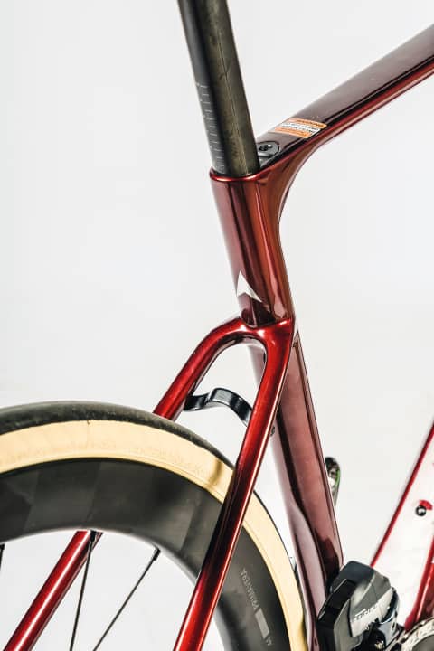 Die Reifenfreiheit ist üppig, das Venon lässt sich auch als Gravelbike nutzen. Die Brücke fürs Schutzblech kann bei Nichtgebrauch abgeschraubt werden