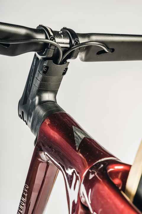 Die Bremsleitungen laufen unter dem Vorbau ins Steuerrohr. Trotz der Teilinte­gration ist der Wartungsaufwand vertretbar