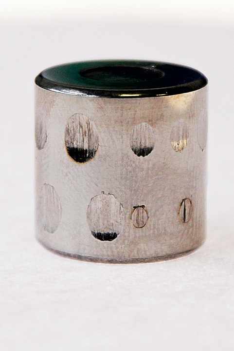   Die Verschleißmarken am Prüfzylinder geben Aufschluss über die Qualität der Produkte.