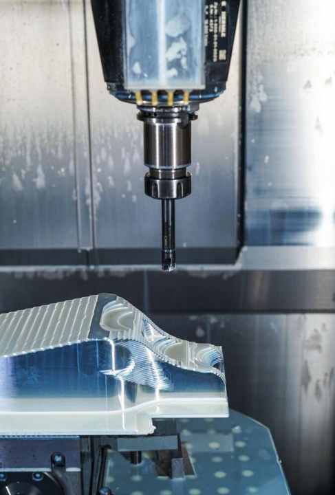 Das Frace besteht aus acht komplett CNC-gefrästen Einzelsegmenten, die mit Titanschrauben verbunden sind. Hier entstehen die Kettenstreben, die aus einem Teil bestehen. Mit bis zu 15 000 Umdrehungen pro Minute nagt das Fräswerkzeug am Alu-Rohling.